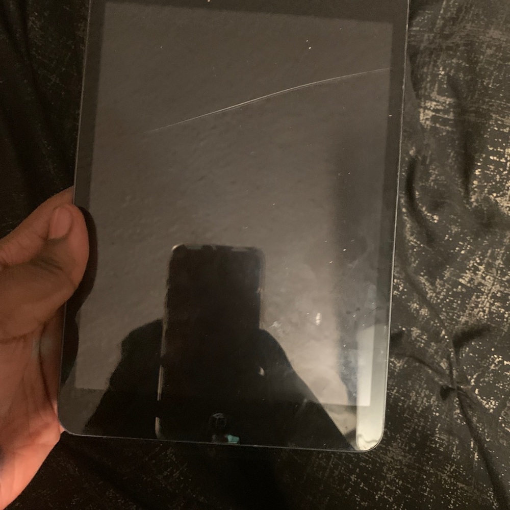 TRADING IPHONE XR AND IPAD MINI FOR BROKEN OR WORKING IPHONE 11 or up